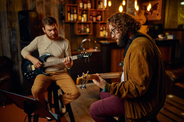 Profesor músico explicando cómo tocar la guitarra —  Fotos de Stock