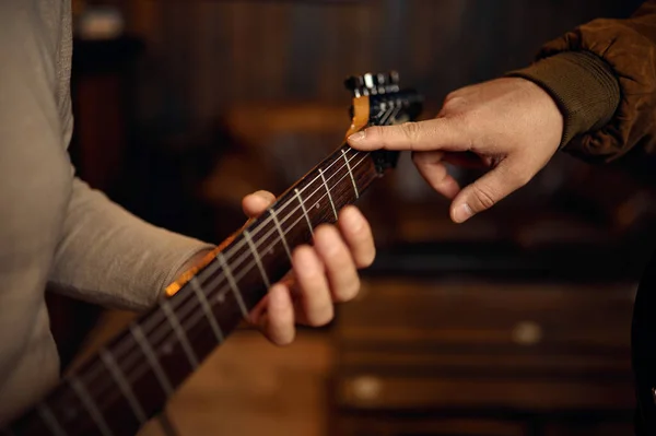 Close-up hand van mannelijke muzikant spelen gitaar — Stockfoto
