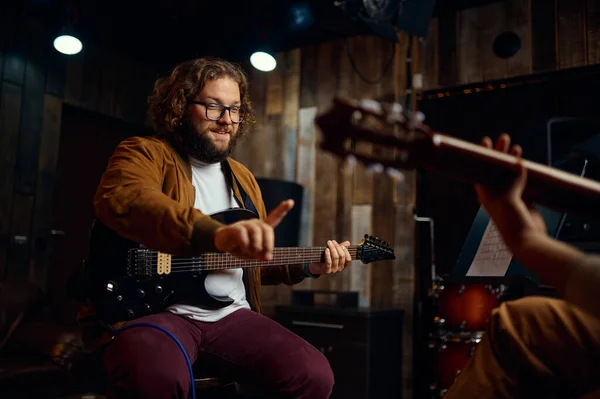 Musiker unterrichtet Mann beim Gitarrespielen im Studio — Stockfoto