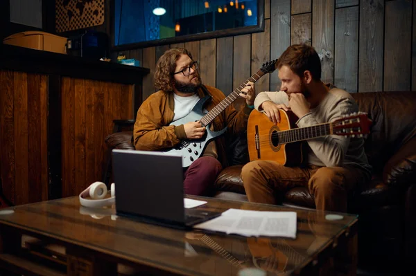 Joven escuchando mientras el guitarrista toca música —  Fotos de Stock