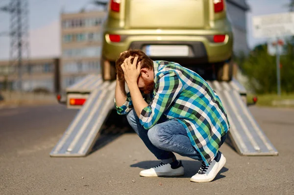 Hombre frustrado teniendo problemas de coche en la carretera —  Fotos de Stock