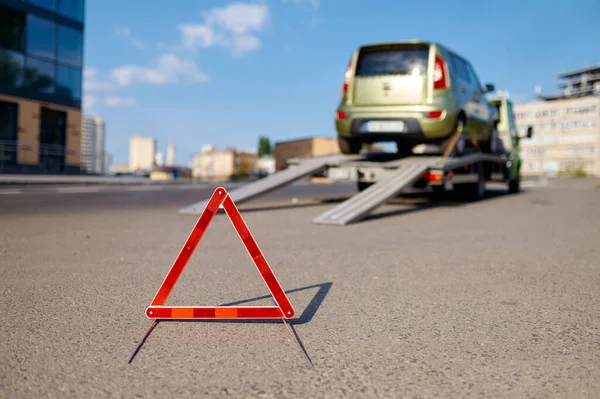 レッカー車の前に置かれた折り畳み式の三角形に警告 — ストック写真