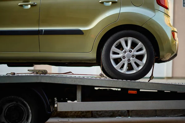 Primer plano del coche fijado en el vehículo de la grúa —  Fotos de Stock