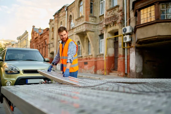 Hombre preparando camión de remolque para la carga del coche — Foto de Stock