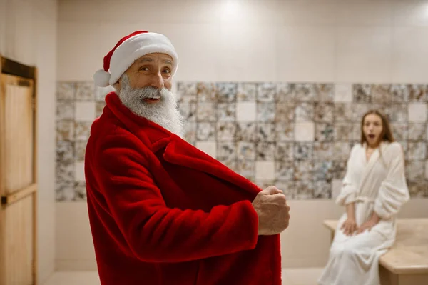 Bad Santa femme effrayée avec peignoir ouvert — Photo