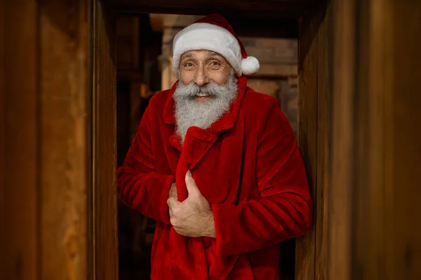 Портрет Улыбающегося Санта Клауса Завернутого Красный Халат Чувствующего Холод Контрастные — стоковое фото