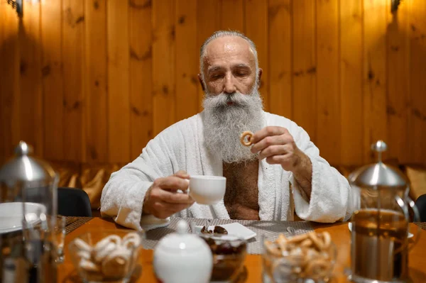 Grijsharige Bebaarde Oudere Man Die Thee Drinkt Tijdens Rust Sauna — Stockfoto