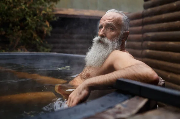 Senior bebaarde man in buiten vat portret — Stockfoto