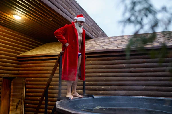Санта Клаус стоит у ванны — стоковое фото