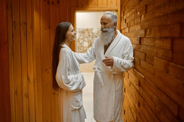 Homme et femme parlent dans un sauna spa — Photo