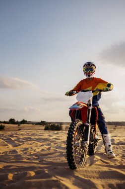 Motokros yarışında profesyonel hız sürücüsü