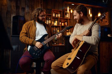 Müzisyen öğrenciye sağ konumu gösteriyor