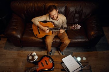 Gitar çalan gitarist öğrenme şarkısı genel görünüm