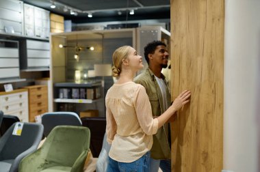 Dükkanda gardırop arayan çok ırklı aile çifti.