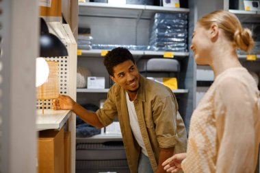 Genç çift dükkanda lamba arıyor.