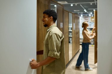 Mobilya dükkanında evli bir çift.