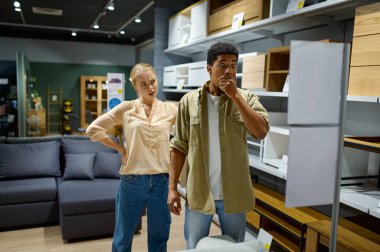 Mobilya mağazasında fiyat yüzünden hayal kırıklığına uğrayan çift