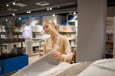 Mobilya malzemeli katalog okuyan genç bir kadın.