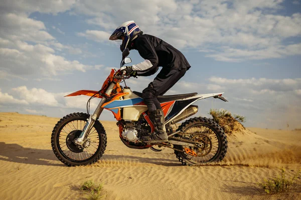 Professional motocross rider driving on sand dune — Stock Photo, Image