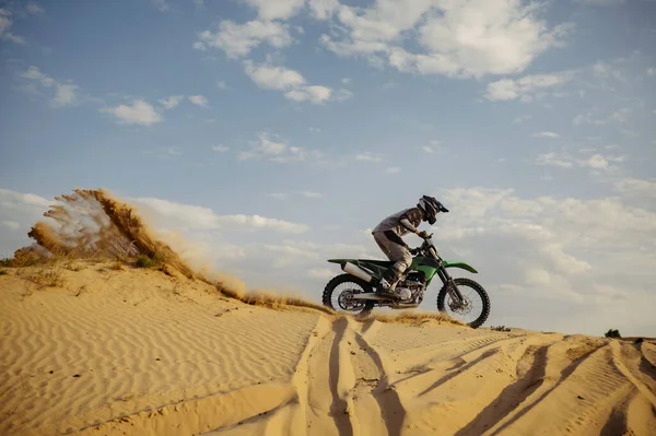 Profesyonel motokros binicisi kum tepesinden kayıyor — Stok fotoğraf