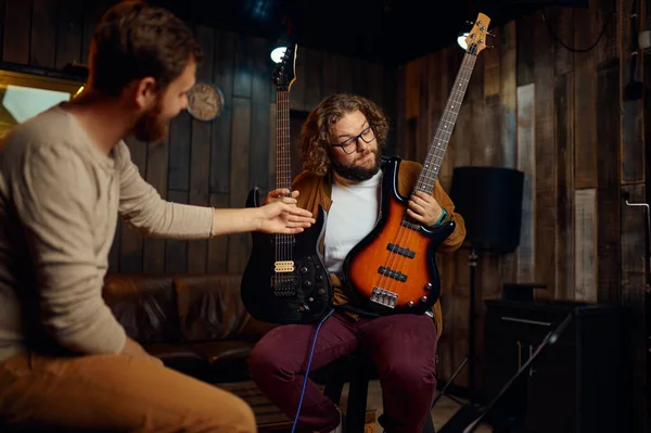 Student vraagt leraar over gitaar bij les — Stockfoto