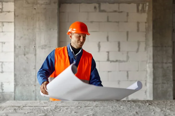 Male engineer builder with paper blueprint draft — Foto Stock