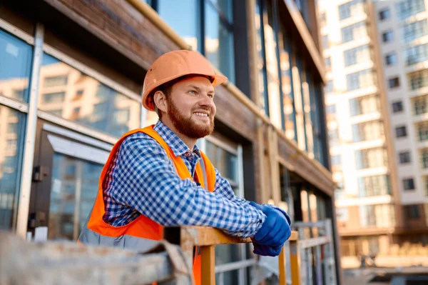 Portrait de constructeur souriant sur berceau suspendu — Photo