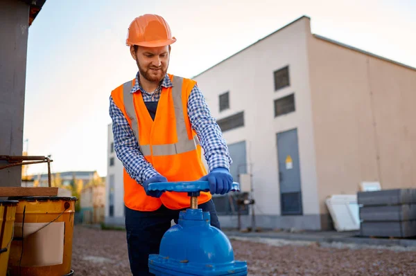 Construction worker checking industrial manufacturer gate valve — Stock Photo, Image