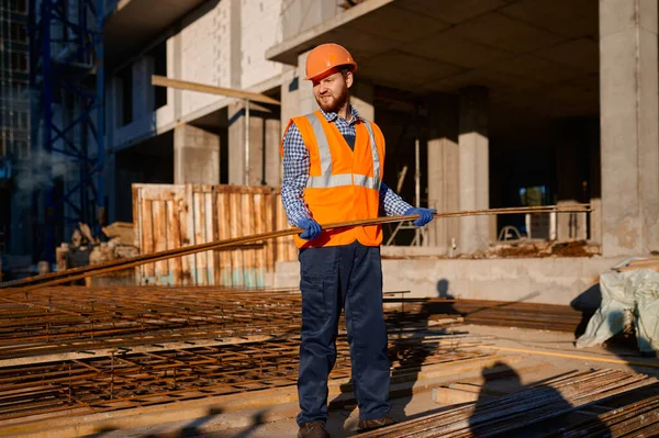 Trabajador de la construcción tomando armadura de refuerzo de rejilla metálica —  Fotos de Stock