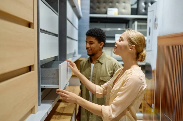 Çift dükkanda yeni mutfak mobilyası seçiyor.