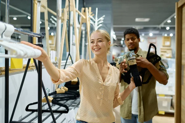 Mezirasový manželský pár kupující na trhu nábytku — Stock fotografie