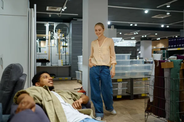 Aile evi için yeni kanepe seçiyor.