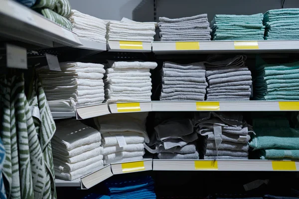 Badhanddoek stapel op planken in de winkel — Stockfoto