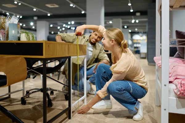 Boyfriend and girlfriend buying table for home — стоковое фото