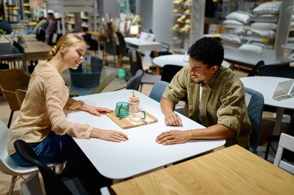 Pareja multiracial buscando mesa en tienda — Foto de Stock