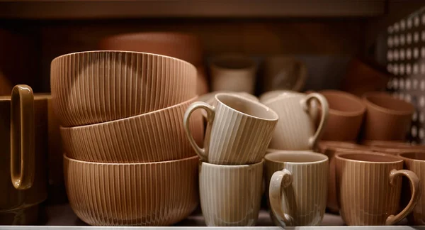 Ceramic kitchenware assortment on shop shelves rack — стоковое фото