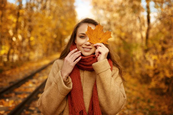 눈을 나뭇잎으로 덮고 있는 여자의 모습 — 스톡 사진