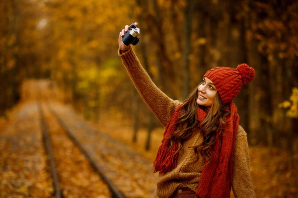 Femme avec caméra rétro dans le parc d'automne — Photo