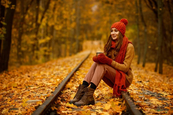 Mooi herfstportret van vrouw in bos — Stockfoto