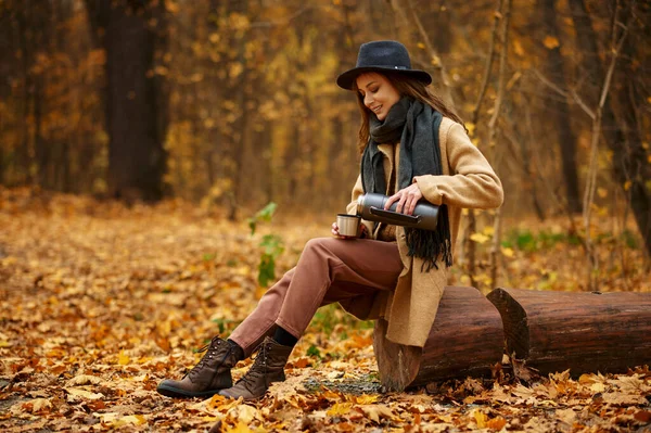 Stylish woman spend time on autumn nature — Zdjęcie stockowe