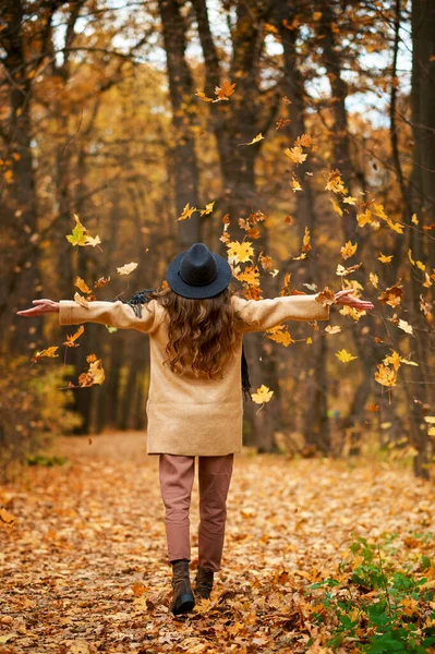 Happy excited young woman under leaves fall — 图库照片