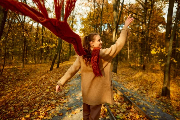 Mode jonge vrouw wandelen door de herfst park — Stockfoto