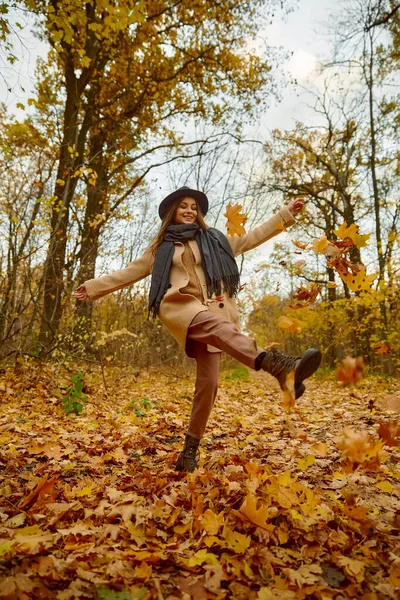 Happy excited young woman under leaves fall — Stock Photo, Image