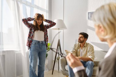 Mutsuz çift psikolog ofisinde anlaşmazlık yaşıyor.