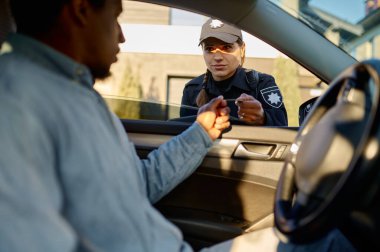 Kadın polis, arabayı durdur ve ehliyetini kontrol et.
