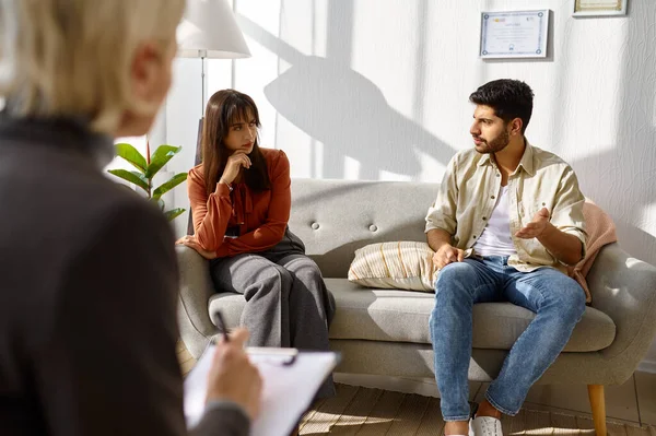 Young family couple at psychologist counseling meeting — Stock Photo, Image