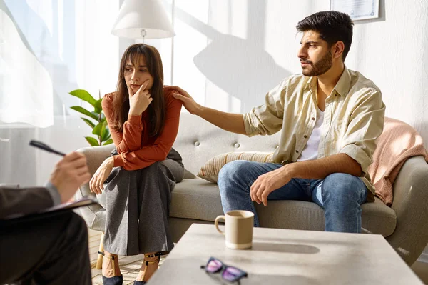 Upset married couple during family therapy — Stock Photo, Image