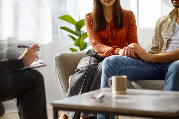 Married couple holding hands during family therapy — Stock Photo, Image