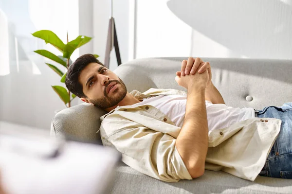 Pensive depressed man mračí se při pohledu na terapeuta — Stock fotografie