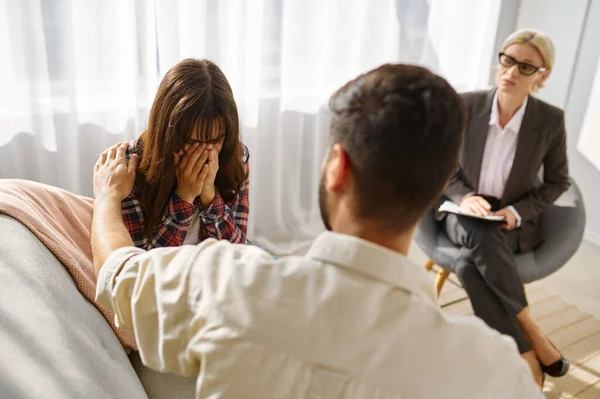 Sad couple arguing disagreement at psychologists office — Stock Photo, Image